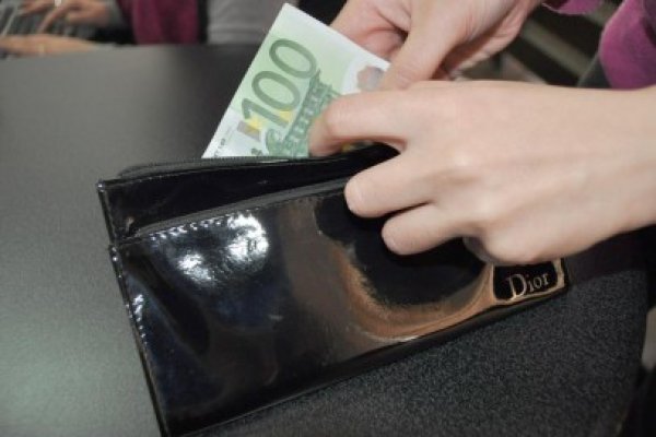 Euro rămâne sub 4,4 lei
